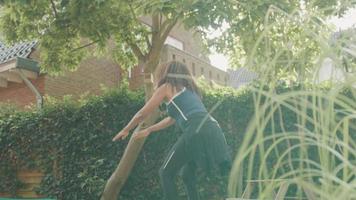 Mujer haciendo ejercicio en cuclillas en el jardín video