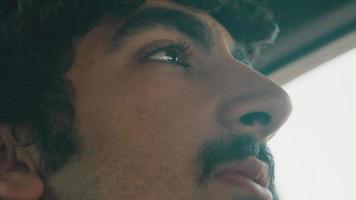 close-up van een man die achter in de auto zit te praten met tranen in de ogen video
