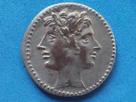 moneda romana antigua con janus foto