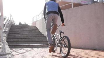 jovem macho anda de bicicleta bmx video