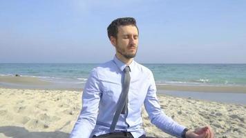 jovem empresário relaxando na praia video