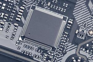 Cerca de circuitos electrónicos en computadora con tecnología de placa base foto