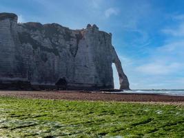 etretat, francia, normandía. vista de los acantilados blancos, desde la playa foto