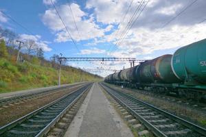 Tren de Trans Siberia y cielo azul, Rusia foto