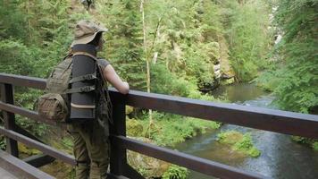 Joven excursionista viajar solo en el bosque y las montañas video