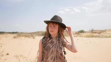 Joven excursionista viajar solo con mochila en el desierto video