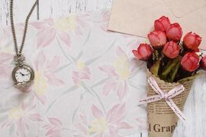 papel floral con reloj y flores. foto