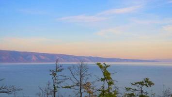 Elegante cielo de colores pastel en el lago Baikal, isla de Olkhon Rusia foto