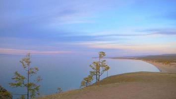Elegante cielo de colores pastel en el lago Baikal, isla de Olkhon Rusia foto