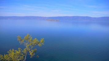 lago baikal isla olkhon en un día soleado, irkutsk rusia. foto