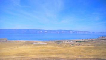 lago baikal isla olkhon en un día soleado, irkutsk rusia. foto