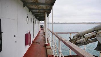 Antiguo pasillo del barco en el barco rompehielos Angara en Irkutsk, Rusia foto