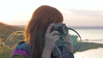 mujer fotógrafa cerca del río video