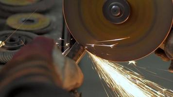 Nahaufnahme des Arbeiters mit Schleifmaschine, Männer arbeiten mit Metall