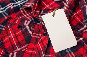 camisa roja a cuadros con etiqueta foto