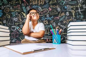 niño sentado y pensando en el aula foto