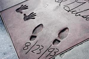 La mano y la huella de la estrella en el Teatro Chino de Hollywood. foto