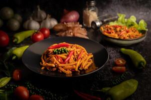 pasta de curry salteada con brotes de bambú y carne de cerdo picada. foto