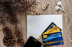 postal, papelería y tarjeta de crédito en tiempo de celebración