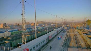 Vista del paisaje de la plataforma de la vía del tren transiberiano en Rusia foto