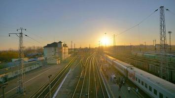 Vista del paisaje de la plataforma de la vía del tren transiberiano en Rusia foto