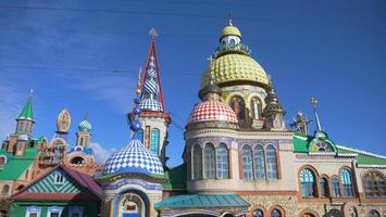 Templo de todas las religiones y cielo azul día soleado en Kazán Rusia foto