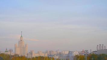 elegante cielo pastel vista del paisaje de la ciudad en moscú rusia foto