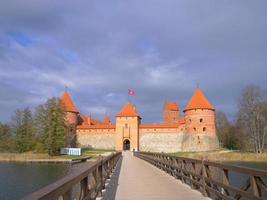 Castillo de Trakai y puente de madera antes de las puertas, Lituania