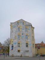 mural de pared pintura de dibujos animados en vilnius lituania foto