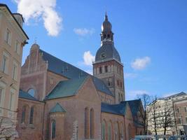 Famoso paisaje de arquitectura en el casco antiguo de Riga Letonia foto