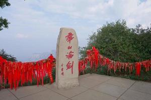 Monte de piedra en la sagrada montaña taoísta monte huashan en china foto