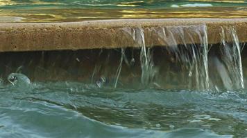 acqua della piscina acqua sul pavimento in marmo video