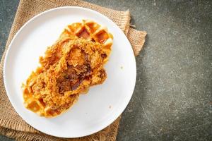 waffle de pollo frito con miel o sirope de arce foto