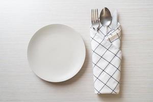 plato o plato vacío con cuchillo, tenedor y cuchara foto