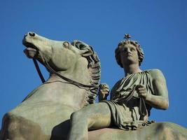 Estatua en frente del Palazzo Reale, que significa Palacio Real en Turín, Italia foto