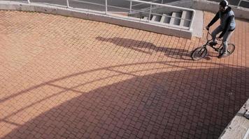 junge männliche Fahrt mit dem BMX-Fahrrad in der Stadt video
