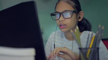 la fille parle à un enseignant à distance via une webcam d'appel vidéo à partir d'un ordinateur portable.