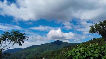 les nuages du paysage se sont déplacés rapidement au-dessus des montagnes et du ciel bleu video