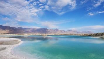 Hermosa vista del paisaje de la naturaleza del lago salado esmeralda en Qinghai, China foto