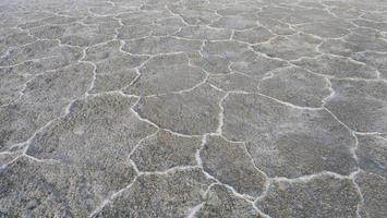 naturaleza grieta textura de fondo del suelo en el lago salado esmeralda de china foto