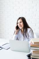 mujer de negocios trabajando en línea hablando por teléfono