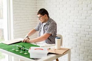 Joven haciendo maniquí de proyecto de energía renovable foto