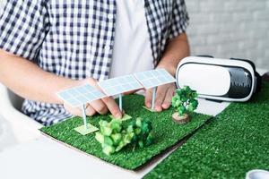 Joven haciendo maniquí de proyecto de energía renovable foto