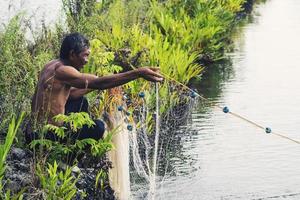 sorong, indonesia 2021- pescadores de estanques foto