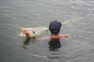 sorong, indonesia 2021- pescadores de estanques foto