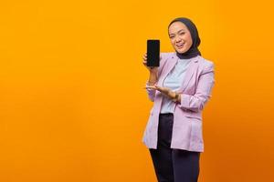 retrato, de, alegre, hermoso, mujer asiática, actuación, smartphone foto