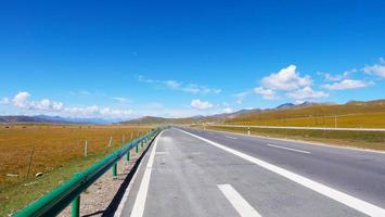 cielo azul y carretera en qinghai china foto