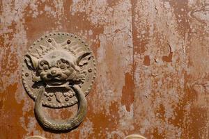 anillo de león de puerta tradicional en el templo de tulou de la montaña beishan, china. foto