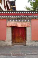 Pared de la puerta de madera en el monasterio de Kumbum, templo de Ta'er en Xining China.