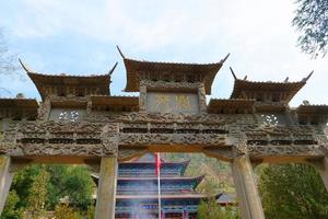 templo tulou de la montaña beishan, templo yongxing en xining china. foto